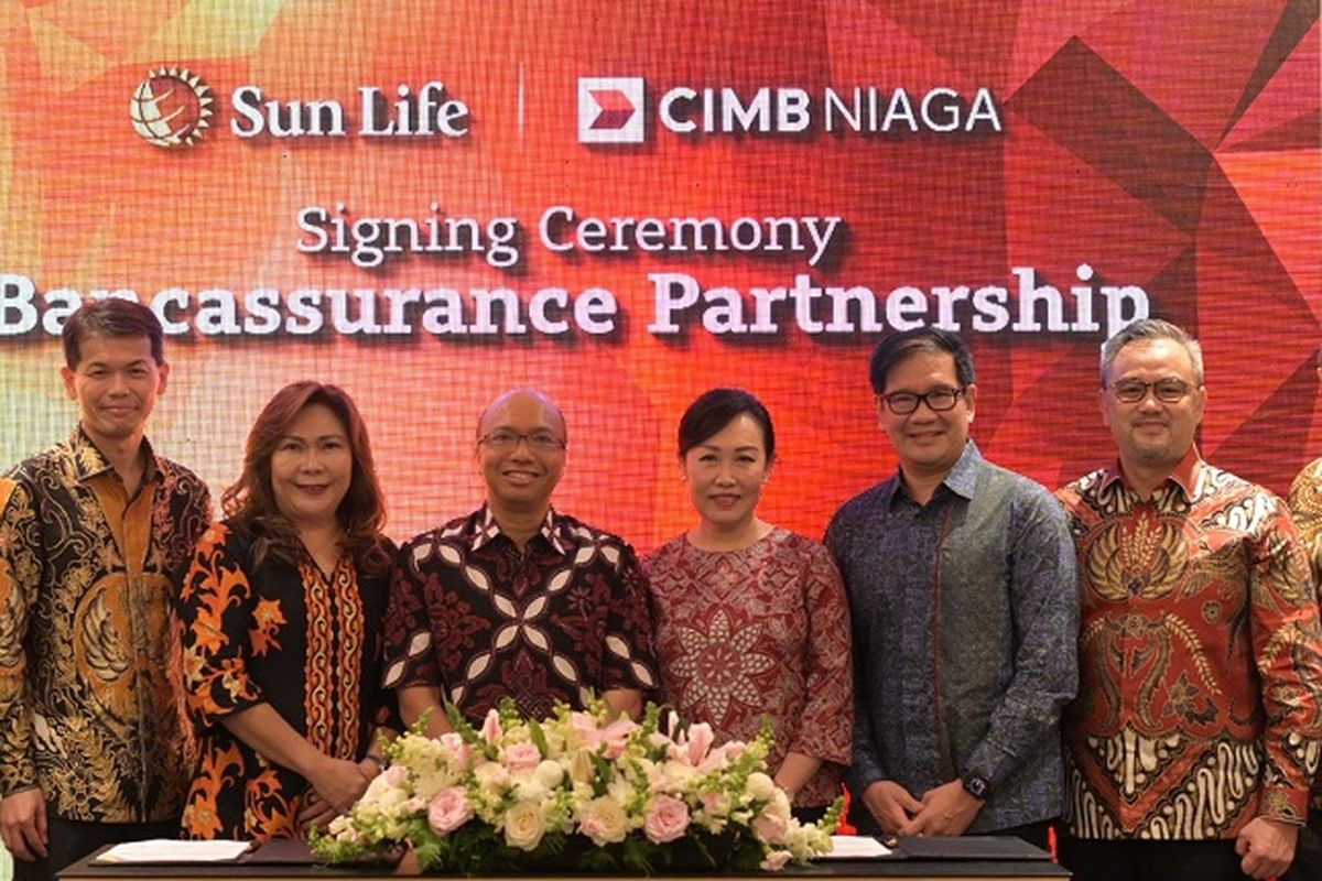 Acara Penandatanganan Kemitraan Bancassurance antara Sun Life Indonesia dan CIMB Niaga yang digelar di Jakarta pada Selasa, 5 April 2022. Dari kiri ke kanan: Cassandra White, President Digital Enterprise Sun Life Asia; Hoe San Lok, Chief Strategy & Financial Management Officer Director Sun Life Indonesia;  Elin Waty, President Director Sun Life Indonesia; Dato Abdul Rahman Ahmad, Group Chief Executive Officer CIMB Group Holdings Berhad (?CIMB?) dan Chief Executive Officer CIMB Bank Berhad; Lani Darmawan, President Director CIMB Niaga; Didi Syafruddin Yahya, President Commissioner CIMB Niaga; 
Lee Kai Kwong, Strategy, Finance & SPAPM Director CIMB Niaga; dan Noviady Wahyudi, Chief of Consumer Banking CIMB Niaga.