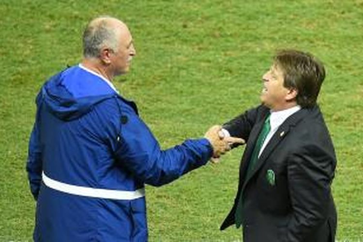 Pelatih tim nasional Brasil, Luis Felipe Scolari (kiri), bersalaman dengan pelatih Meksiko, Miguel Herrera, usai anak-anak didik mereka melakoni pertandingan Grup A Piala Dunia, di Estadio Castelao, Fortaleza, Selasa (17/6/2014). Laga itu berakhir 0-0.