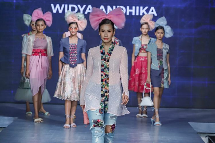 Daur ulang fesyen karya Widya Andhika dalam Semarang Fashion Trend 2022.
