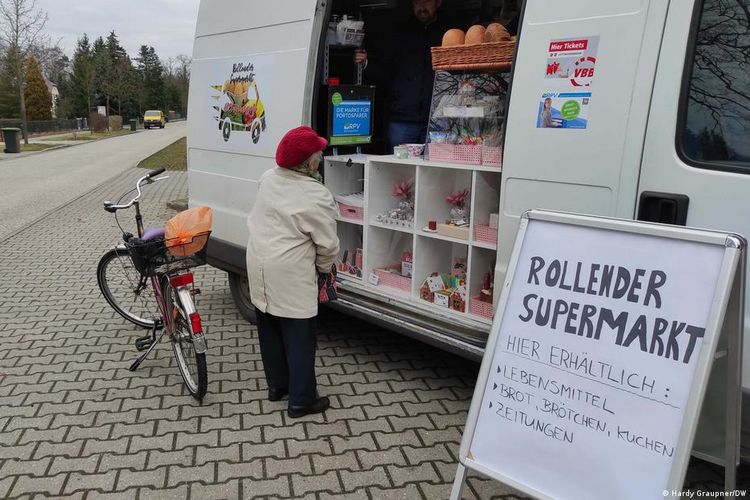 Banyak desa yang tidak lagi punya toko kelontong. Supermarket beroda macam ini jadi pengganti yang mudah dijangkau para lansia untuk belanja kebutuhan harian.
