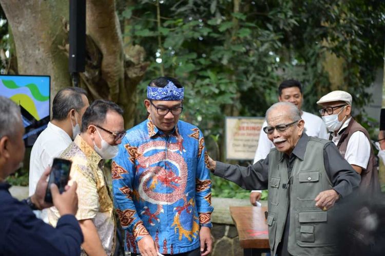 Gubernur Jawa Barat Ridwan Kamil bersama politikus dan tokoh Sunda Tjetje Hidayat Padmadinata (kanan)