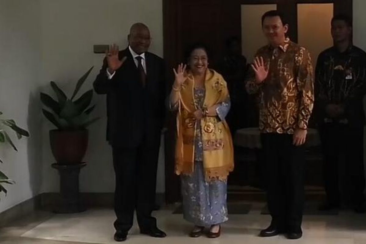 Presiden Afrika Selatan Jacob Zuma bersama Mantan Presiden Kelima RI Megawati Soekarnoputri, dan Gubernur nonaktif DKI Jakarta Basuki Tjahaja Purnama (Ahok) menyapa awak media di kediaman Megawati, di Jalan Teuku Umar, Menteng, Jakarta Pusat, Rabu (8/3/2017).