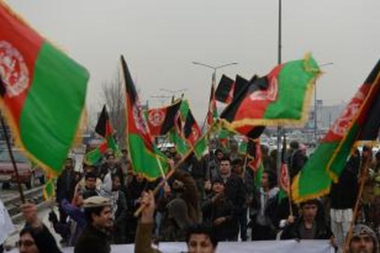 Ratusan warga Kabul, Rabu (26/2/2014), menggelar aksi unjuk rasa mengecam tindakan Taliban membunuh 21 prajurit Afganistan.