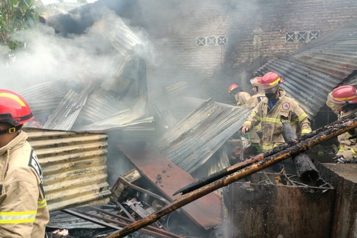 Petugas pemadam kebakaran melakukan pemadaman warung makan diGabusan RT 06, Timbulharjo, Sewon, Bantul, DI Yogyakarta. Rabu (23/4/2025)