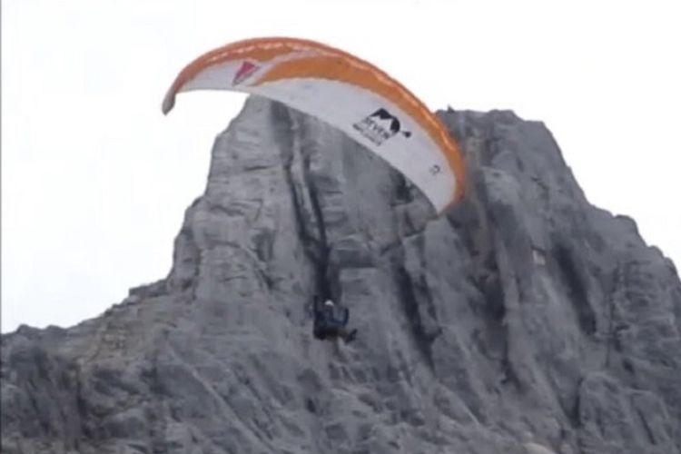 Tim penerbang paralayang dari Afrika Selatan, Pierre Carter dan Nico Hickley terbang dari Gunung Carstensz di ketinggian 4.600 meter di atas permukaan laut, Papua, Selasa (11/12). Pencapaian Pierre dan Nico memecahkan rekor sebagai penerbang pertama menggunakan paralayang dari Gunung Carstensz.