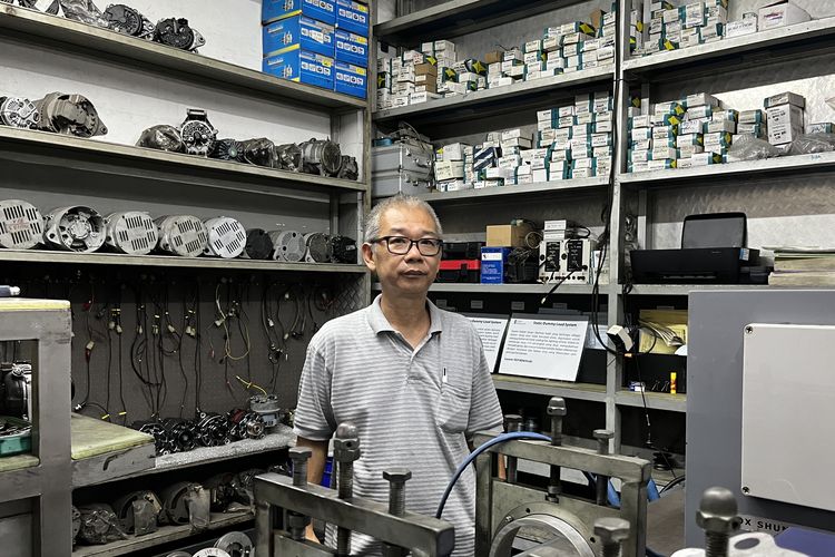 Atek penggawa bengkel Galeri Alternator di Jakarta Selatan.