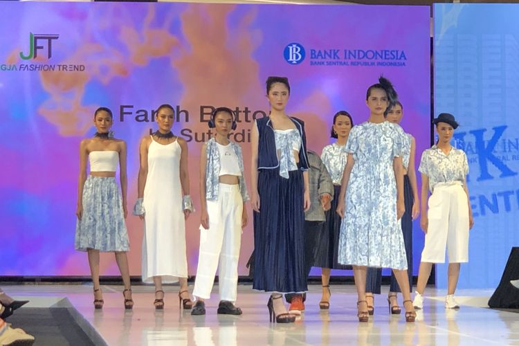 Fashion show wastra kekinian dari Farah Button di Jogja Fashion Tren 2023, Rabu (12/7/2023).