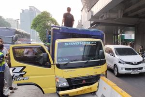 Truk Garam Tabrak Separator Busway di Jaktim dan Picu Kemacetan, Sopir Diduga Hilang Kendali