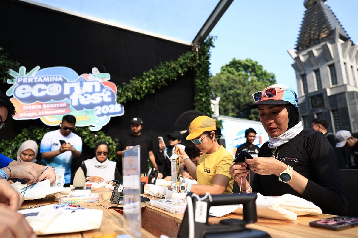 Peserta mengikuti workshop upcycle ?Re-create DIY Tote Bag & Keychain? dalam rangkaian Road to Pertamina Eco RunFest 2025 di area Car Free Day Gelora Bung Karno, Jakarta, Minggu (10/8/2025)