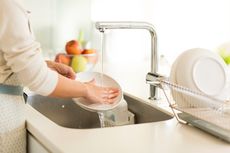 8 Hal yang Jangan Dilakukan Saat Mencuci Piring dengan Tangan