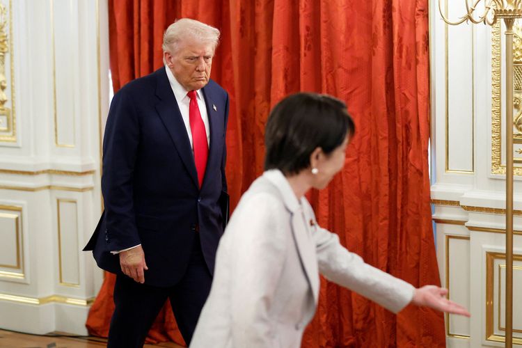 Presiden Amerika Serikat Donald Trump (kiri) dan Perdana Menteri Jepang Sanae Takaichi tiba untuk upacara penandatanganan di wisma tamu negara Istana Akasaka di Tokyo, Jepang, pada Selasa, 28 Oktober 2025. 