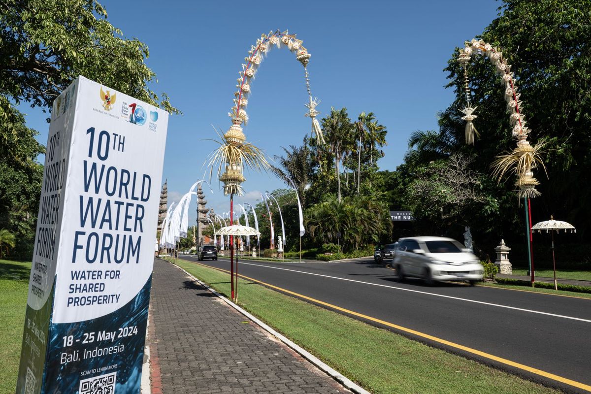 Kendaraan melintas di jalan yang pinggirnya dihiasi baliho World Water Forum ke-10 dan penjor atau hiasan janur kuning khas Bali di jalan Ngurah Rai, Nusa Dua, Bali, Jumat (17/5/2024). Pemerintah memasang penjor, baliho dan spanduk di sejumlah jalan protokol di Bali untuk memeriahkan World Water Forum ke-10 yang akan berlangsung pada 18-25 Mei 2024.