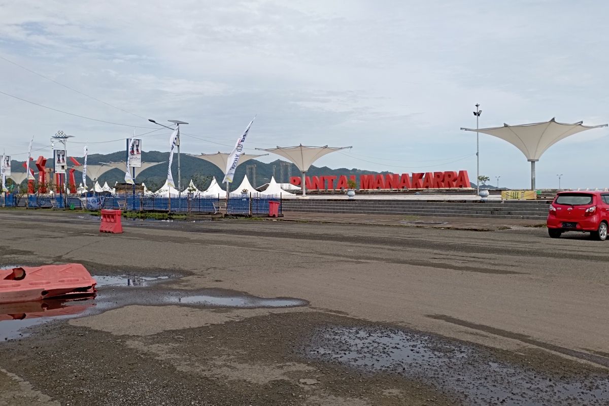 Jalan di depan Pantai Manakarra Mamuju, Sulbar, yang diperbaiki sehari sebelum kedatangan Wakil Presiden Ma'ruf Amin, Kamis (23/2/2023).