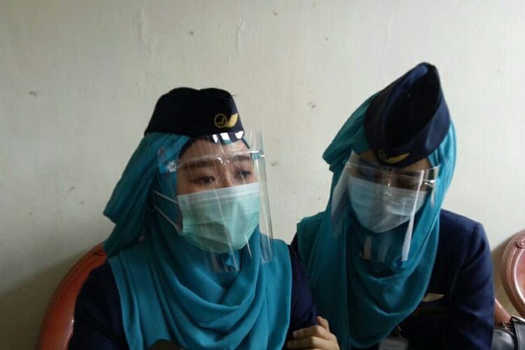 Aprilia Gita (kiri), rekan pramugari korban jatuhnya pesawat Sriwijaya Air SJ 182, Isti Yudha Prastika saat ditemui di rumah duka Jalan Sumatera 9, Pondok Benda, Pamulang, Pamulang Tangerang Selatan, Sabtu (16/1/2021).