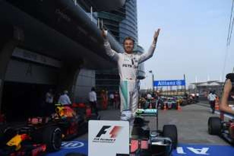Pebalap Mercedes asal Jerman, Nico Rosberg, merayakan kemenangan setelah finis di urutan pertama pada GP China di Sirkuit Internasional Shanghai, Minggu (17/4/2016).