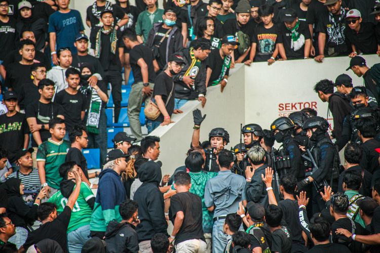Ilustrasi polisi menjaga keamanan agar Stadion Manahan kondusif.