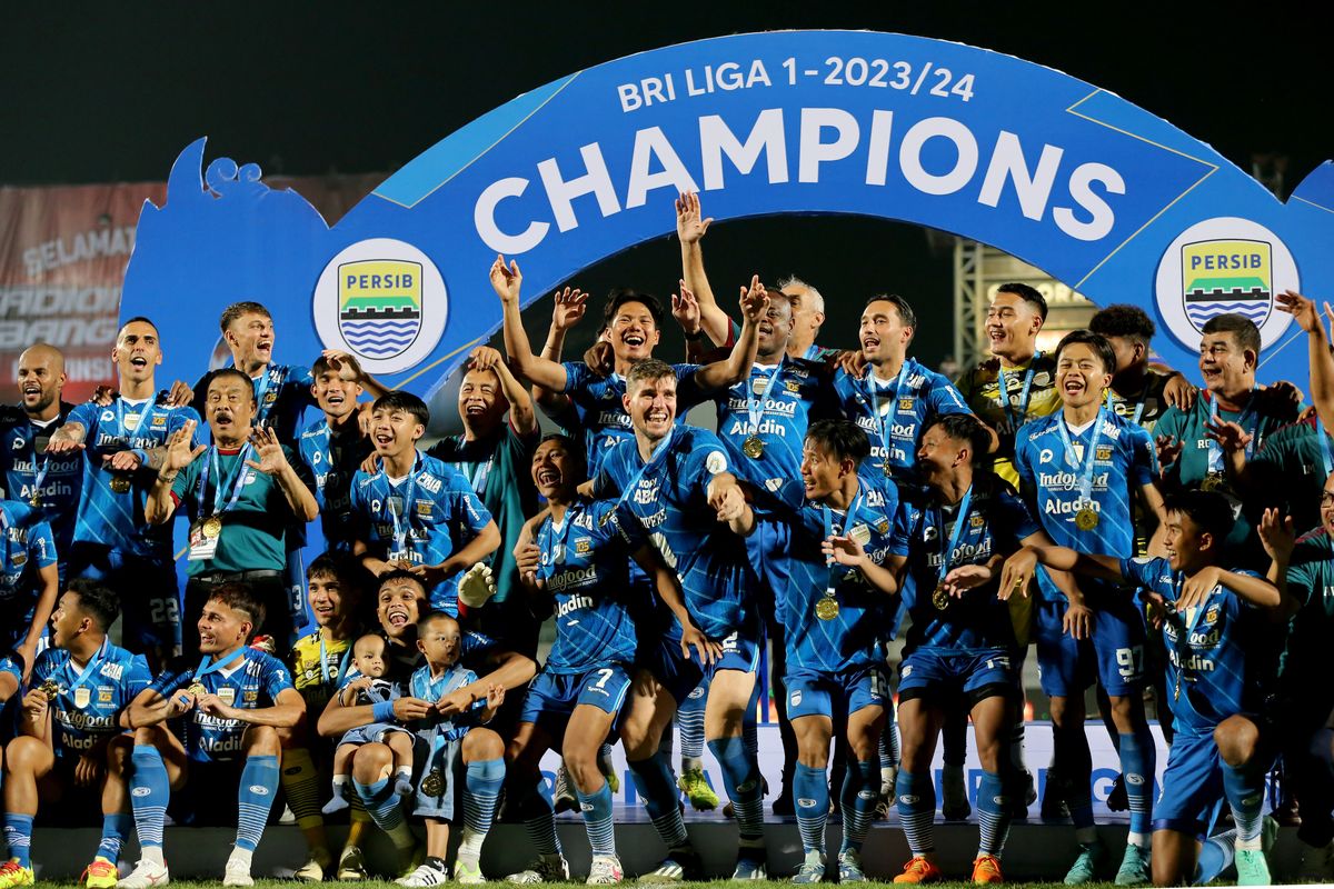 Pemain dan official Persib Bandung selebrasi juara Liga 1 2023-2024 usai mengalahkan Madura United di leg kedua final Championship Series Liga 1 2023-2024 yang berakhir dengan skor 3-1 di Stadion Gelora Bangkalan, Jumat (31/5/2024) malam.