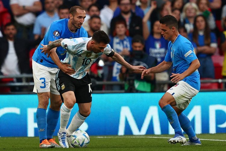 Bek Italia, Giorgio Chiellini, menarik badan penyerang Argentina, Lionel Messi, dalam ajang Finalissima Italia vs Argentina di Stadion Wembley, Inggris, 1 Juni 2022.
