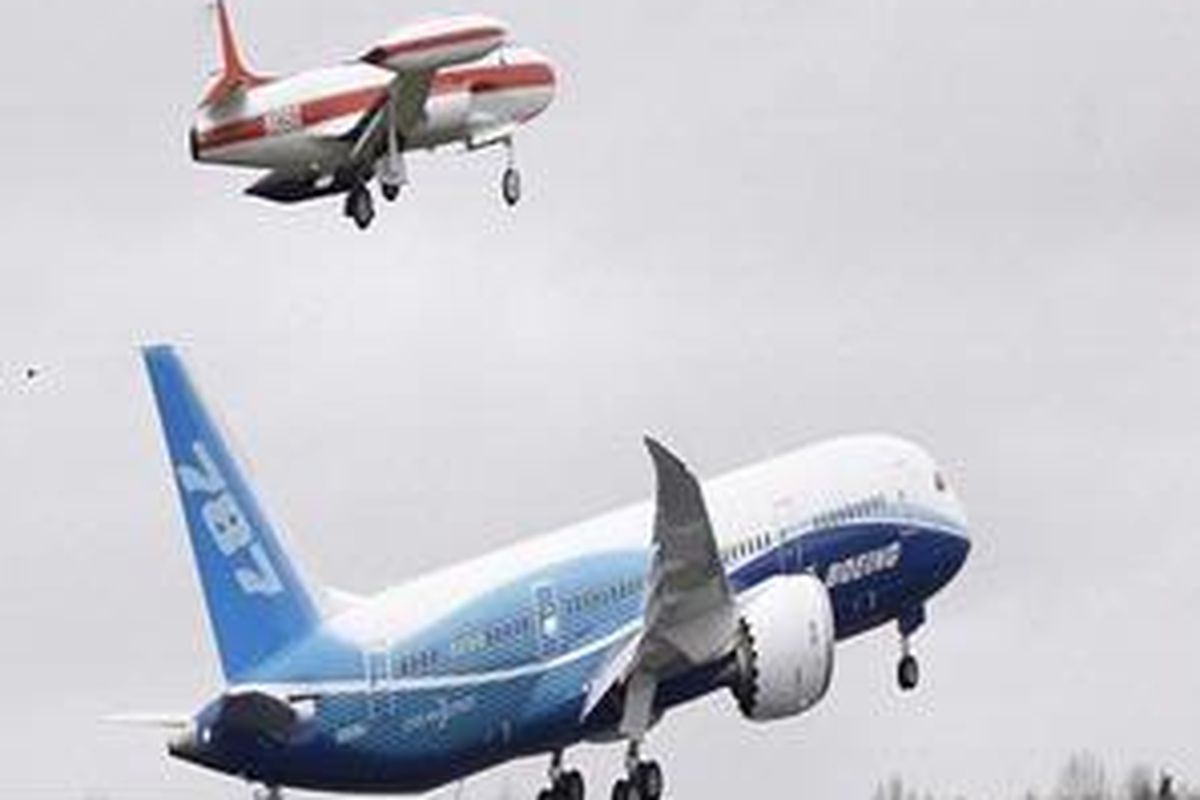 Employees cheer as the Dreamliner takes off for the first time   