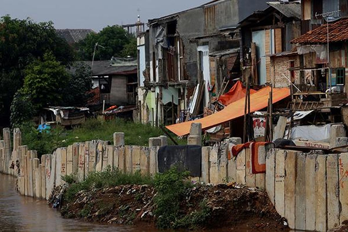 Suasana permukiman kumuh di bantaran Sungai Ciliwung, Bukit Duri, Jakarta, Jumat (22/7/2016). Pemerintah Provinsi DKI Jakarta akan segera menggusur bangunan dan permukiman di kawasan Bukit Duri yang berbatasan langsung dengan Sungai Ciliwung dan akan merelokasi warga yang rumahnya terkena gusur ke Rusun Rawa Bebek.