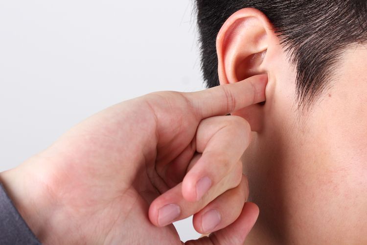 Jika gendang telinga pecah, Anda bisa mengalami perubahan pendengaran tiba-tiba dan cairan berdarah atau bernanah keluar dari telinga Anda.