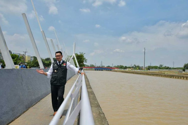 Gubernur Jawa Barat Ridwan Kamil meresmikan penataan kawasan Sungai Kalimalang, Kota Bekasi, Jawa Barat, Rabu (20/4/2022).