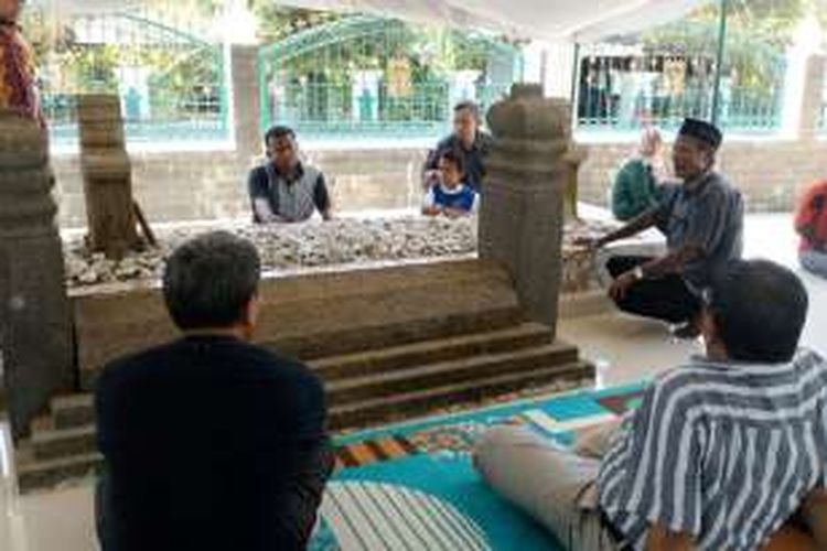 Pengunjung berada di Makam Sultan Malikussaleh, Desa Beuringen, Kecamatan Samudera, Aceh Utara