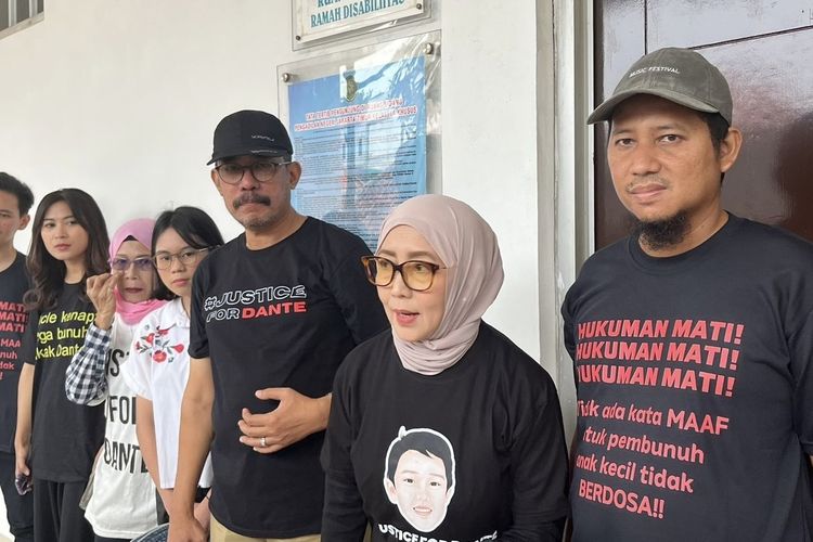 Keluarga Angger Dimas kenakan kaos Justice for Dante saat ditemui di Pengadilan Negeri (PN) Jakarta Timur, Kamis (4/7/2024). 