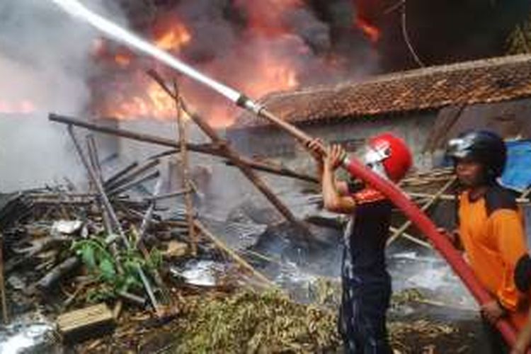 Kebakaran yang terjadi di pabrik pengolahan getah pinus di Kelurahan Jenggot, Kota Pekalongan, Selasa (18/10/2016).