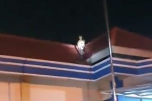Video Viral Seorang Warga Sleman Duduk di Atap Kantor PJR Prambanan