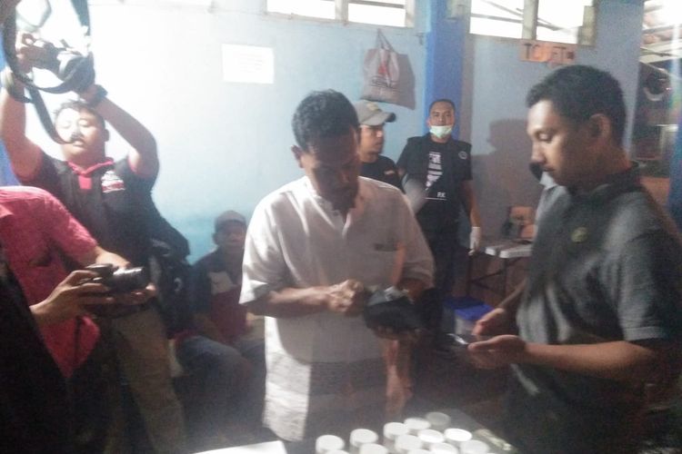 Petugas Badan Narkotika Nasional (BNN) memeriksa urin sopir angkutan umum lebaran di Terminal Bus Lhokseumawe, Provinsi Aceh, Sabtu (1/6/2019) 