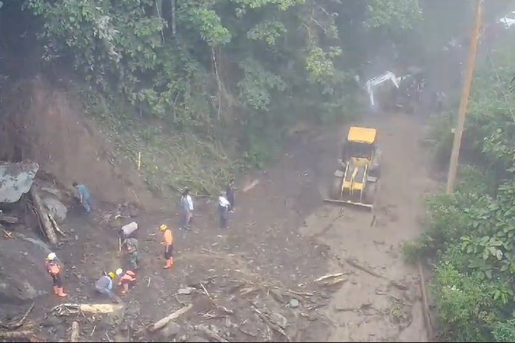 Pemerintah Kabupaten Pinrang menurunkan dua alat berat, Jumat (10/5/2024) untuk membersihkan material longsor menyusul bencana banjir bandang yang terjadi di wilayah itu. 