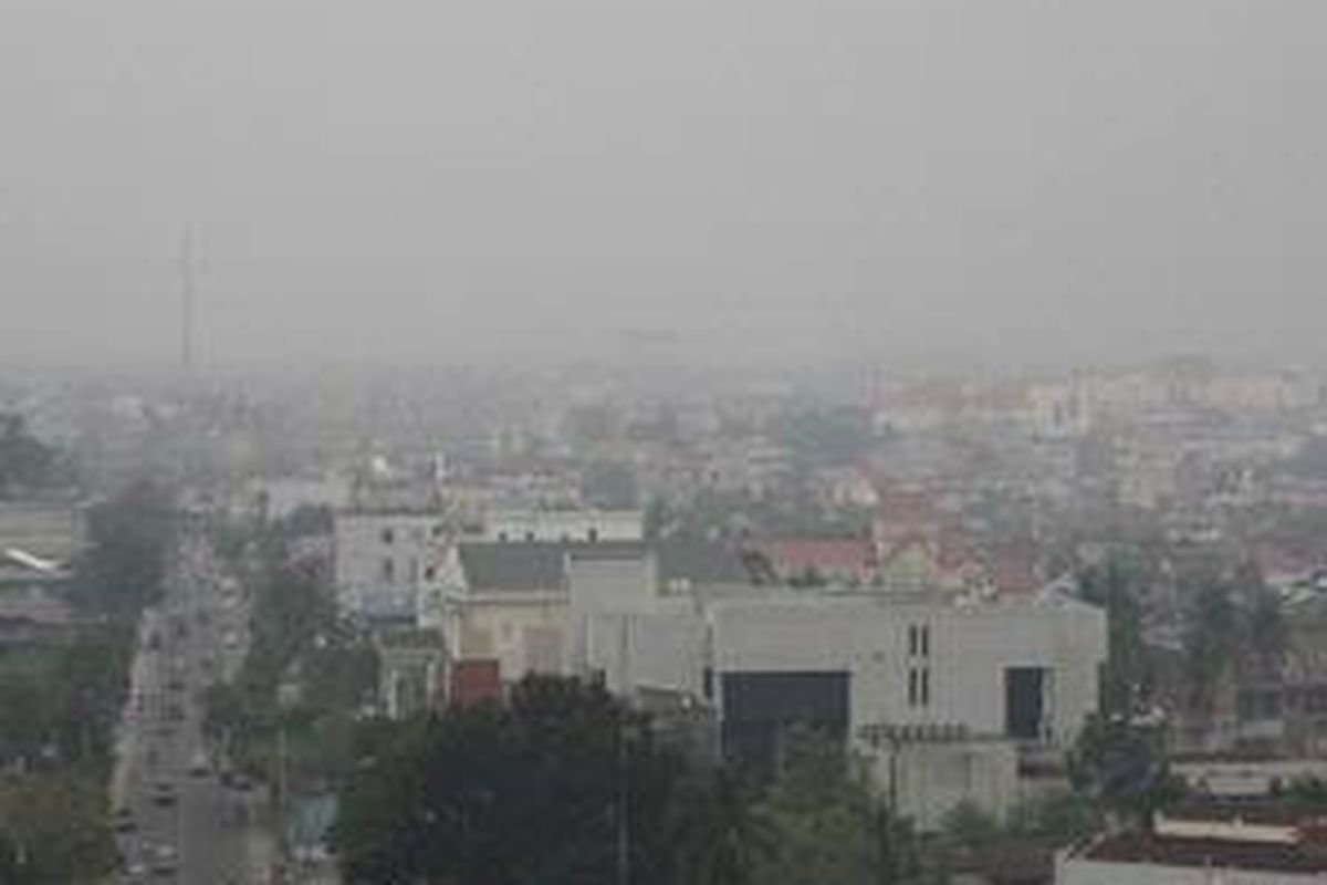 Kabut asap mengepung kawasan permukiman