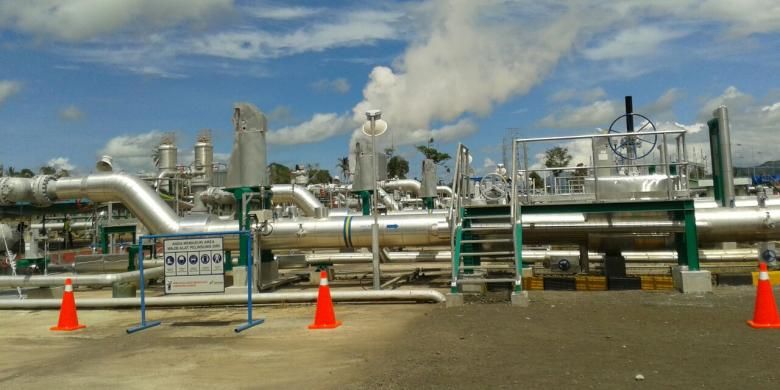 Pipa-pipa penyalur uap dari sumur geothermal di PLTP Lahendong unit 5 dan 6 di Tompaso, Kabupaten Minahasa, Sulawesi Utara. Uap yang disalurkan akan menggerakkan turbin pembangkit listrik dengan kapasitas 2x20 MW.