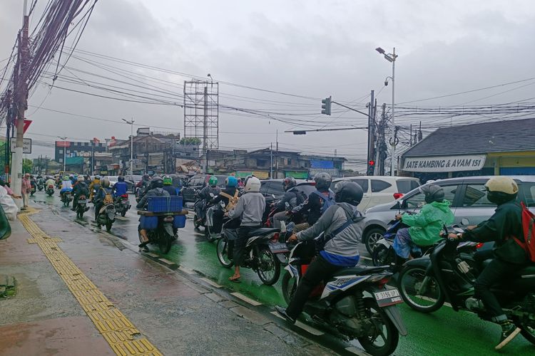 Kemacetan di Jalan Dewi Sartika arah Otista menuju perempatan PGC, Jakarta Timur, Kamis (23/2/2023).