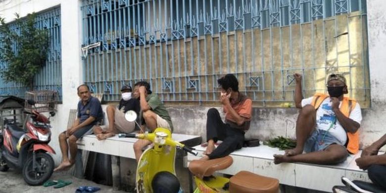 Warga masih terlihat berkerumun di salah satu pemukiman di kota Semarang 