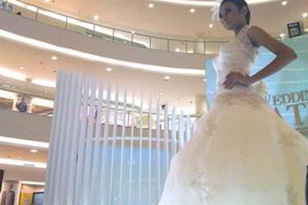 Menggelar pesta pernikahan di mal juga bisa menjadi pilihan, terutama bagi yang membutuhkan kapasitas ruang besar dan area parkir luas.