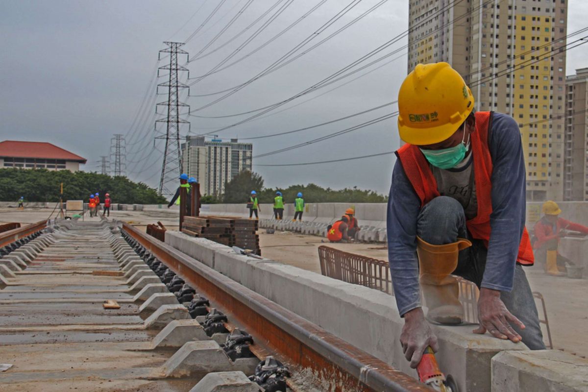 Suasana pengerjaan proyek Light Rail Transit (LRT) di Depo LRT, Kelapa Gading, Jakarta, Kamis (25/01/2018). Rencananya LRT akan mulai beroperasi 13 Agustus 2018, lima hari sebelum pembukaan Asian Games yang dijadwalkan pada 18 Agustus 2018.