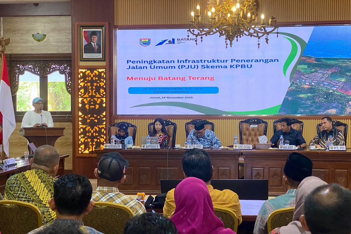 Sosialisasi rencana kerja sama proyek penerangan jalan umum (PJU) di Aula Bupati Batang, Jumat (14/11/2025). 