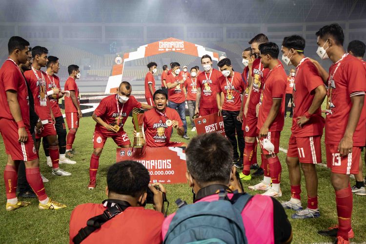 Pemain Persija Jakarta menunggu giliran foto seusai pesta perayaan menjuarai Piala Menpora 2021 dengan kemenangan 4-1 secara agregat atas Persib Bandung. Di leg kedua Persija Jakarta menang 1-2 atas Persib Bandung di Stadion Manahan, Solo, Minggu (24/4/2021) malam WIB.