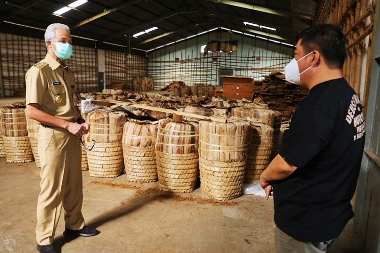 Gubernur Jawa Tengah Ganjar Pranowo saat memeriksa stok tembakau gudang pabrik rokok di Temanggung, Jawa Tengah, Senin (6/9/2021).