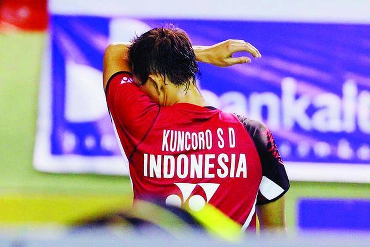 Pemain bulu tangkis Indonesia, Sony Dwi Kuncoro, menyeka keringat saat bertanding melawan pemain Malaysia, Chan Kwong Beng, di babak pertama tunggal putra Turnamen Grand Prix Gold Indonesia Open di GOR Bulu Tangkis Palaran, Samarinda, Kalimantan Timur, Rabu (28/9). Chan Kwong Beng menang 21-19, 21-15. Selain Sony, sejumlah pemain andalan Indonesia kalah di babak pertama turnamen tersebut.