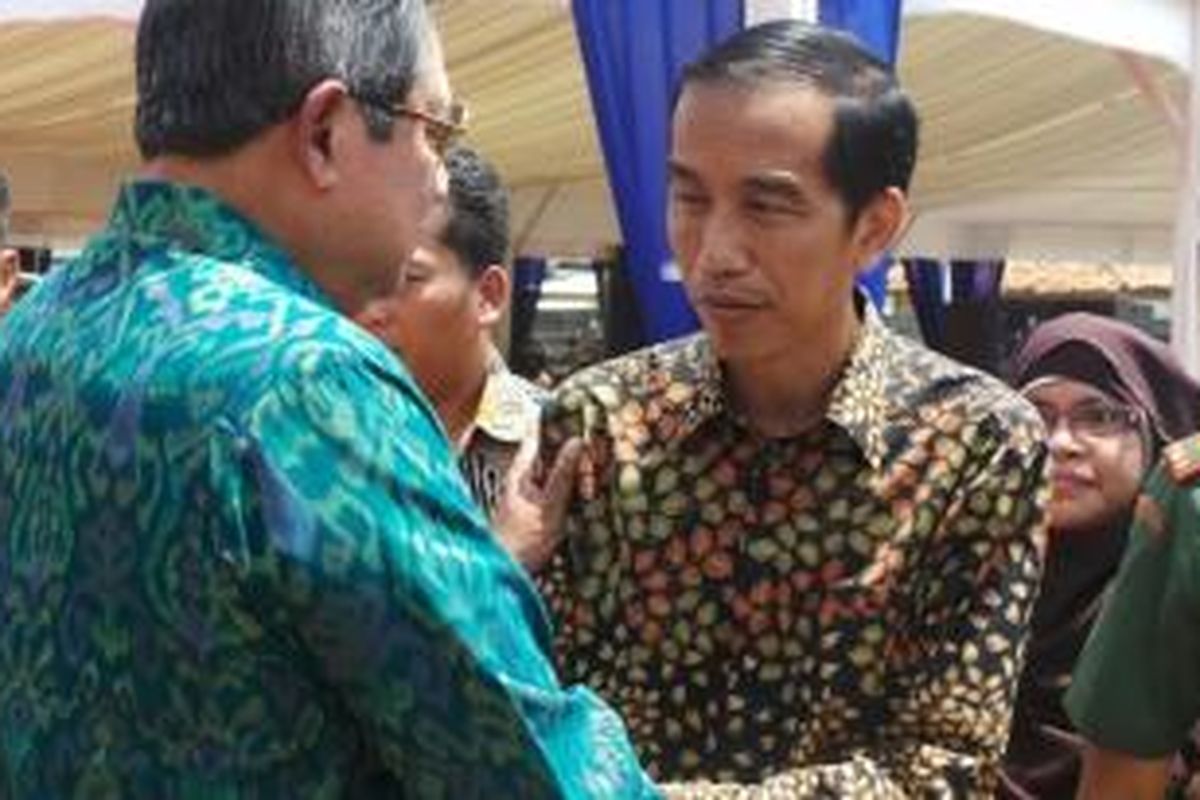 Presiden RI Susilo Bambang Yudhoyono bersalaman dengan Gubernur Jakarta Joko Widodo saat peresmian RS Umum Pekerja di Cakung, Jakarta Utara, Selasa (8/4/2014).