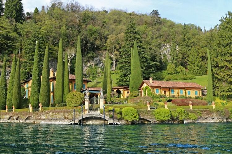 Salah satu villa di tepi Danau Como, Italia Utara