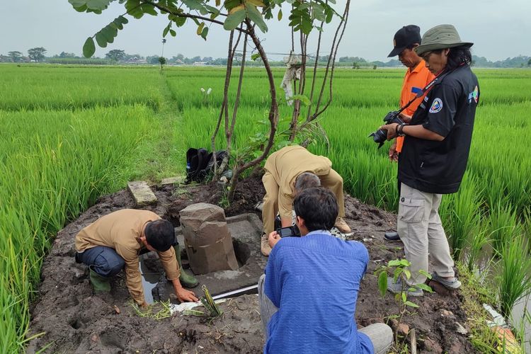 Disporabudpar Nganjuk saat mengecek kondisi Lingga-Yoni di area persawahan Dusun Pojok, Desa Tanjungkalang, Kecamatan Ngronggot, Kabupaten Nganjuk, Jawa Timur, yang rusak diduga akibat upaya pencongkelan oleh orang tak bertanggungjawab, Selasa (27/5/2025)