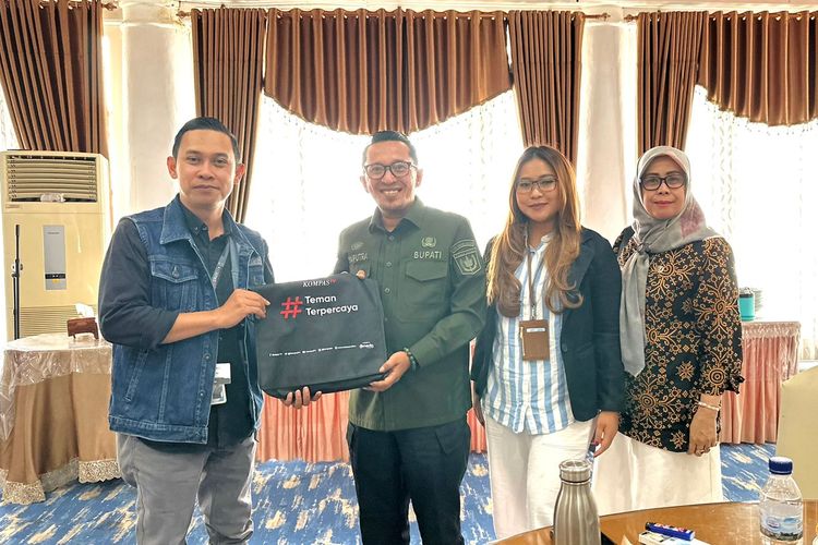 Bupati Tanah Datar Eka Putra saat menjamu Regional Manager Kompas TV Saffri Sitepu bersama Sales Group Head Kompas TV Monica Roza di Indo Jolito, Tanah Datar, Kamis (1/2/2024).
