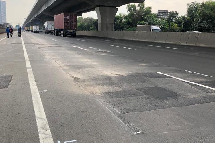Ruas Tol Jalan Jakarta-Cikampek yang akan dilakukan rekonstruksi rigid pavement mulai Senin (13/7/2020).
