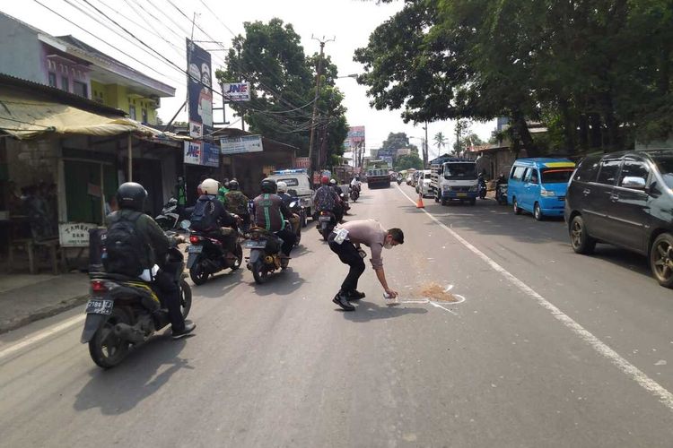 Seorang pengendara sepeda motor berinisial IS (40) tewas usai tertabrak truk di Jalan Raya Umum Cileungsi-Jonggol tepatnya di Desa Cipeucang, Kecamatan Cileungsi, Kabupaten Bogor, Jawa Barat, Senin (31/10/2022).