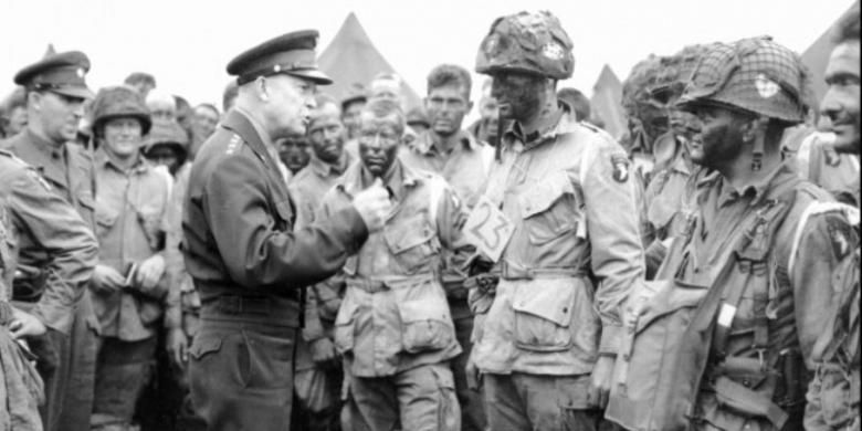 Jenderal Dwight D Eisenhower, yang menjadi komandan pasukan gabungan Sekutu, mengunjungi para prajuritnya menjelang digelarnya Operasi Overlord yang diawali dengan pendaratan di Normandia, Perancis.