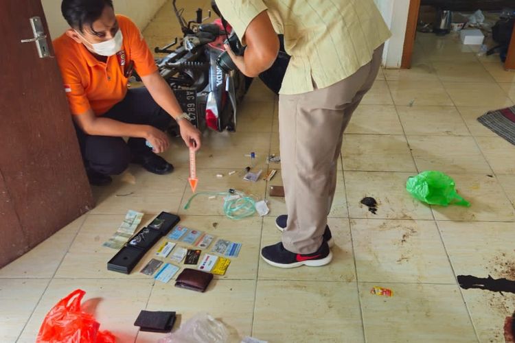 Petugas kepolisian melakukan identifikasi korban dan pemeriksaan lokasi kejadian meninggalnya Budi Prasetyo Utomo (52), pegawai Puskesmas Jetak, Kecamatan Montong, Kabupaten Tuban, Jawa Timur, Senin (27/11/2023).